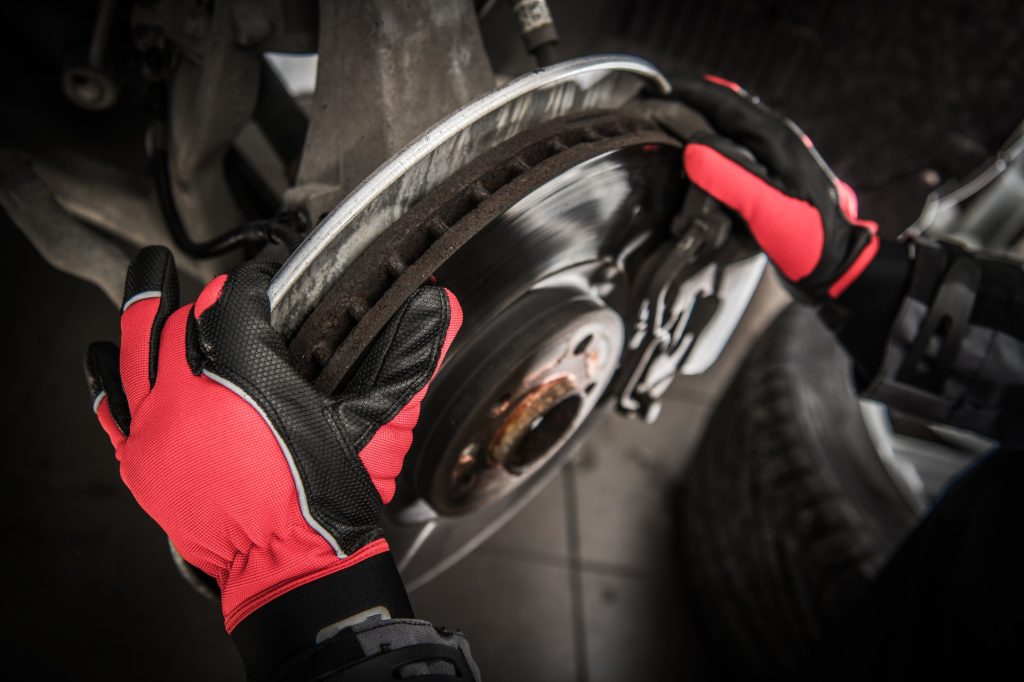 Company-Specific Tyre Services: Why Fast Grip Outshines the Competition 8 replacing car brake disc