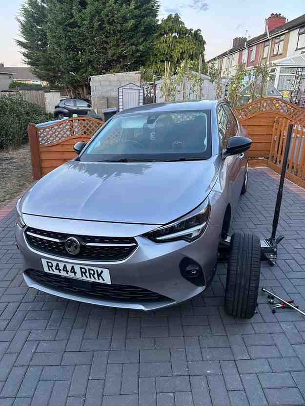 Roadside and home tyre change service in Bristol.